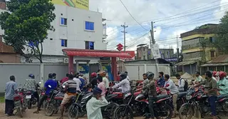 তেল সংকটের গুজবে মুহূর্তেই ফাঁকা ময়মনসিংহের দুই পাম্পের তেল